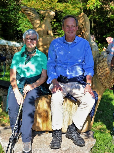 Ortsvorsteherin Bertel Decker und OB Mathias Braun auf dem "Keschdethron"