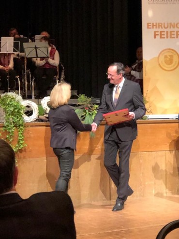 Margareta Schröer erhält die Bürgemedaille von Oberbürgermeister Braun