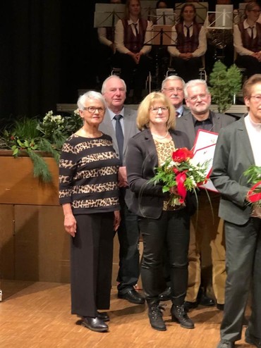 Margareta Schröer mit Ortsvorsteherin Bertel Decker