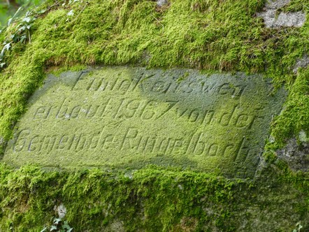 Inschrift auf dem Einigkeitsstein im Wald