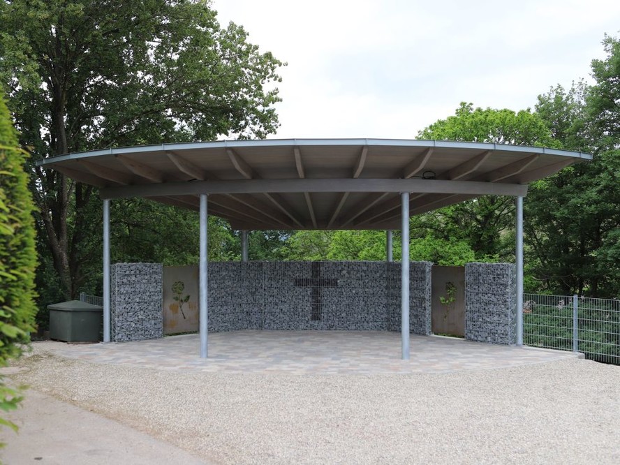 Einsegnungshalle am Friedhof