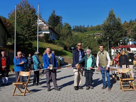 Durchschneiden des Bandes zur Eröffnung mit Gunia Wasmer, OB Braun, Ortsvorsteherin Bertel Decker und Christian Früh