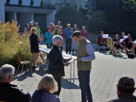 Ortsvorsteherin Bertel Decker und Christian Frühe Regionalstiftung der Sparkasse Offenburg/Ortenau