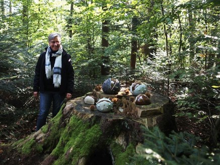 Kunstobjekt "Keschdeigel auf dem Baumstumpf"