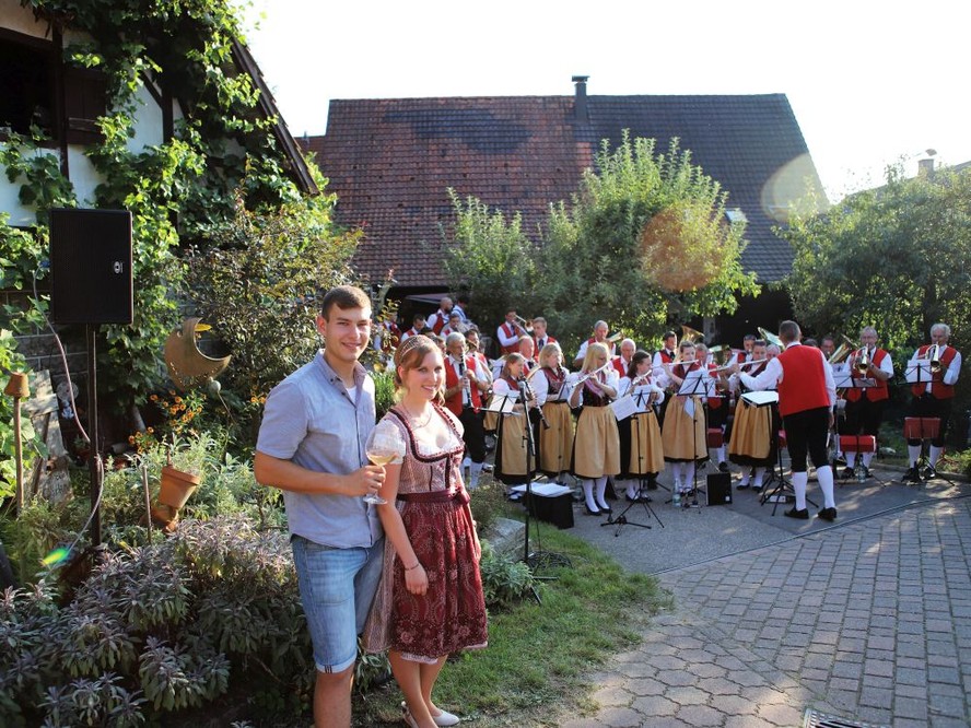 Trachtenkapelle spielt ein Ständchen für Dorothée I.