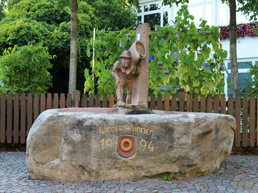 Winzerbrunnen am Dorfplatz