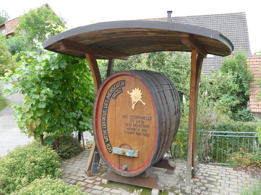 Weinfass an der Weinstraße