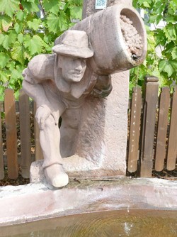 Detail vom Winzerbrunnen am Dorfplatz