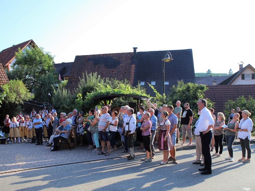 Zuschauer beim Stellen des Maien